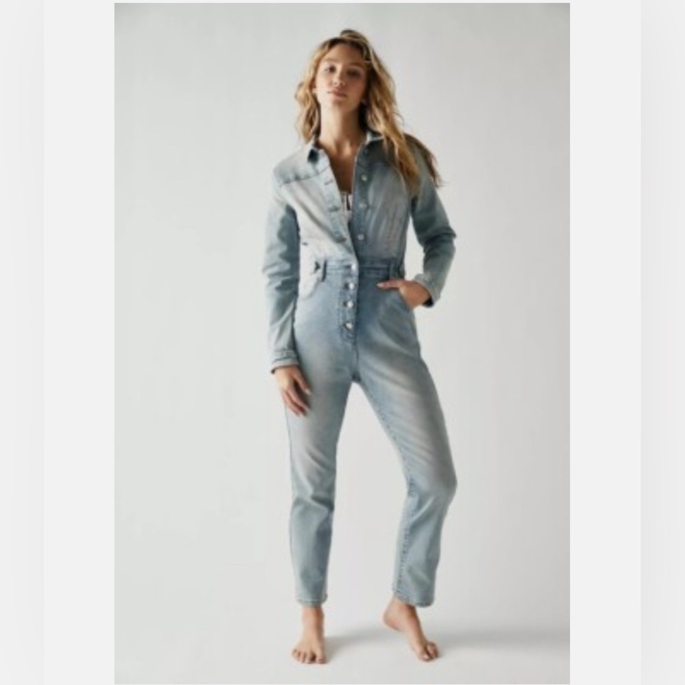 We The Free CRVY Scandalous Coverall Denim Jumpsuit Light Wash Sz 8 NWT
